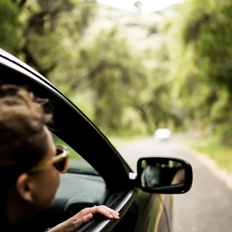 Chauffeur privé pour une journée : pourquoi opter pour un service à la journée ? Voyagez en toute sérénité avec Le VTC Breton.